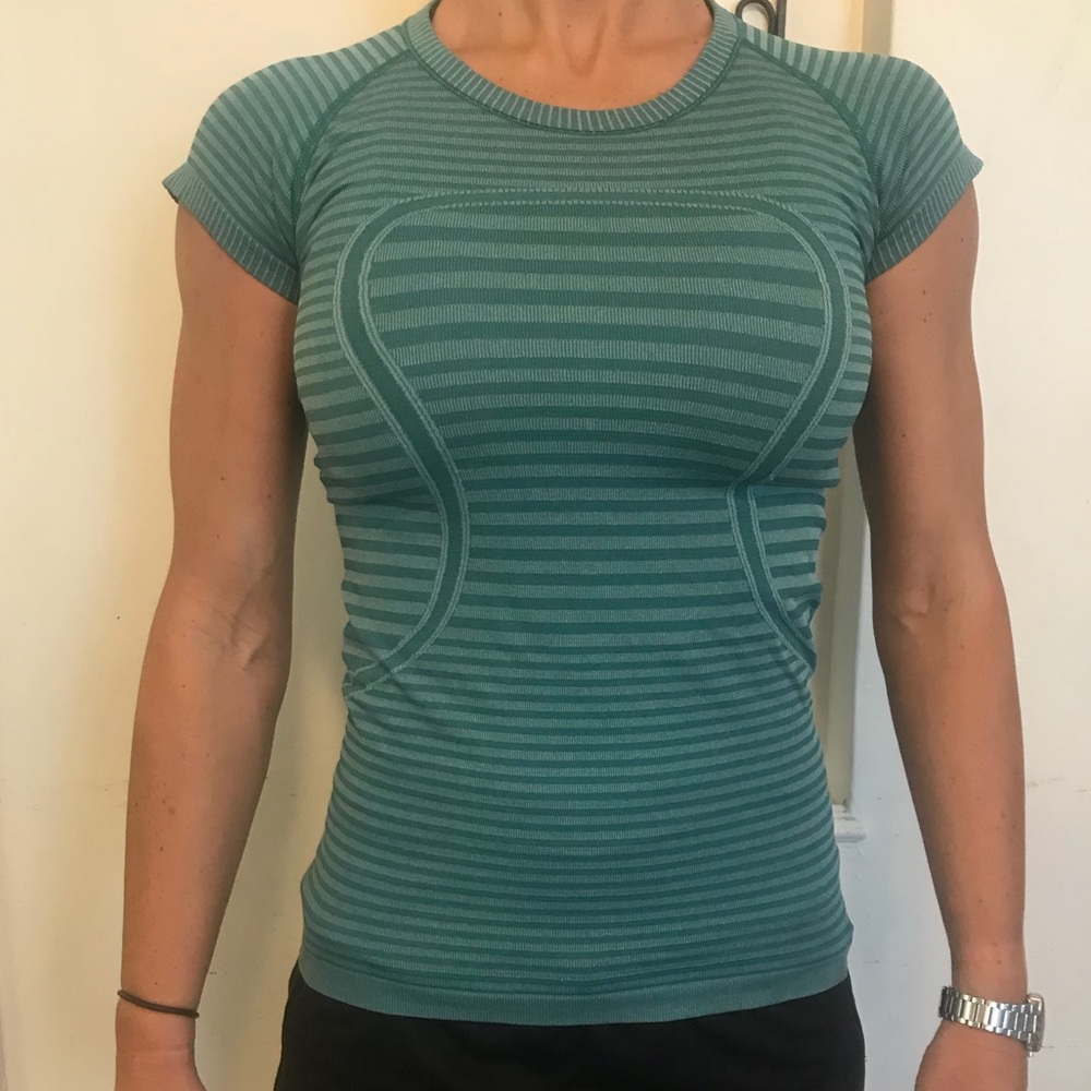 Lululemon Size 4 short sleeve top